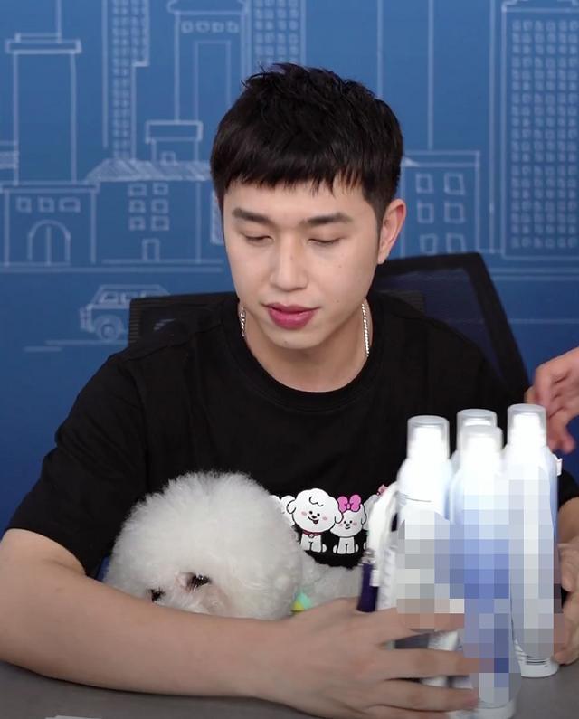 李佳琦|小助理正式开播带货！回应离开李佳琦原因，曾因恶评看过心理医生