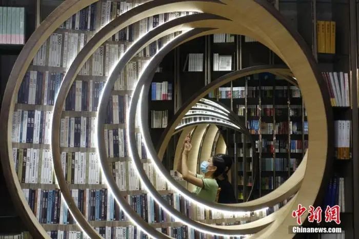 书店|图书市场逐渐回暖，“报复性”逛书店来了吗？
