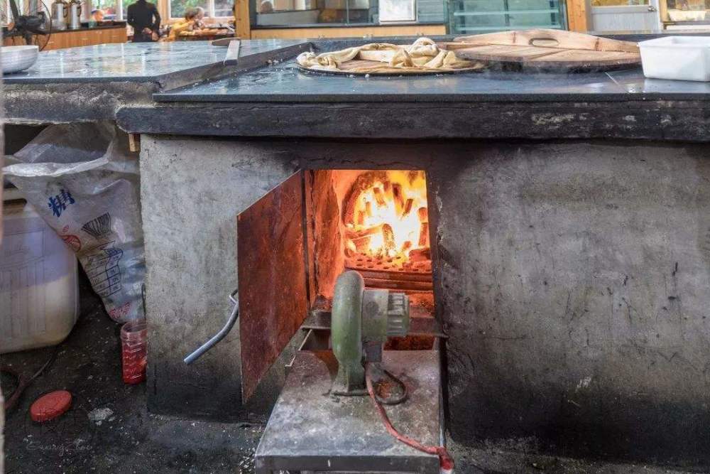 在农村烧柴火灶的现象该不该被禁止呢对此你怎么看呢