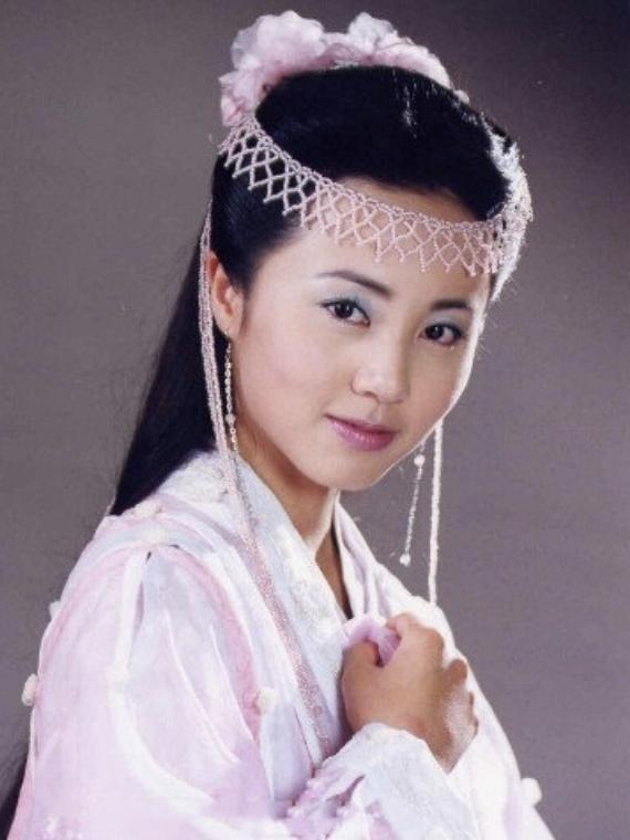 孙莉晒话剧彩排花絮气质清冷感情投入频接代言拍杂志将全面复出