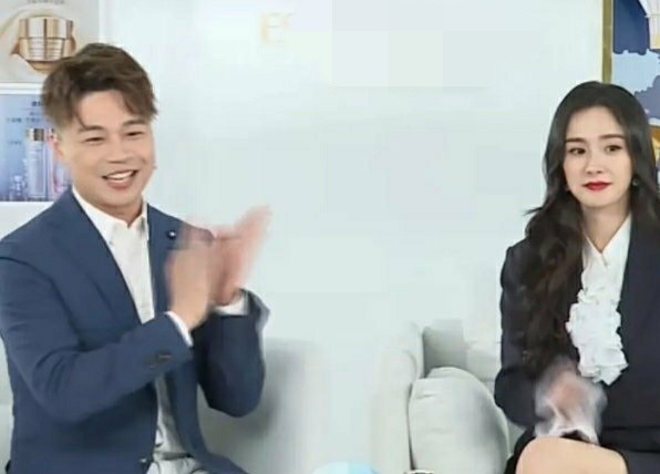 杨幂|杨幂直播生图简直太绝！无美颜效果的身材状态，可以让修图师直接下岗了