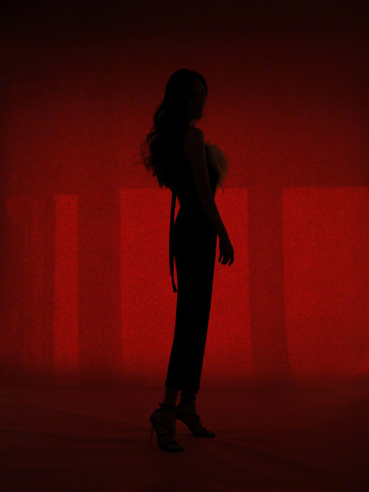 杨幂|杨幂直播生图简直太绝！无美颜效果的身材状态，可以让修图师直接下岗了