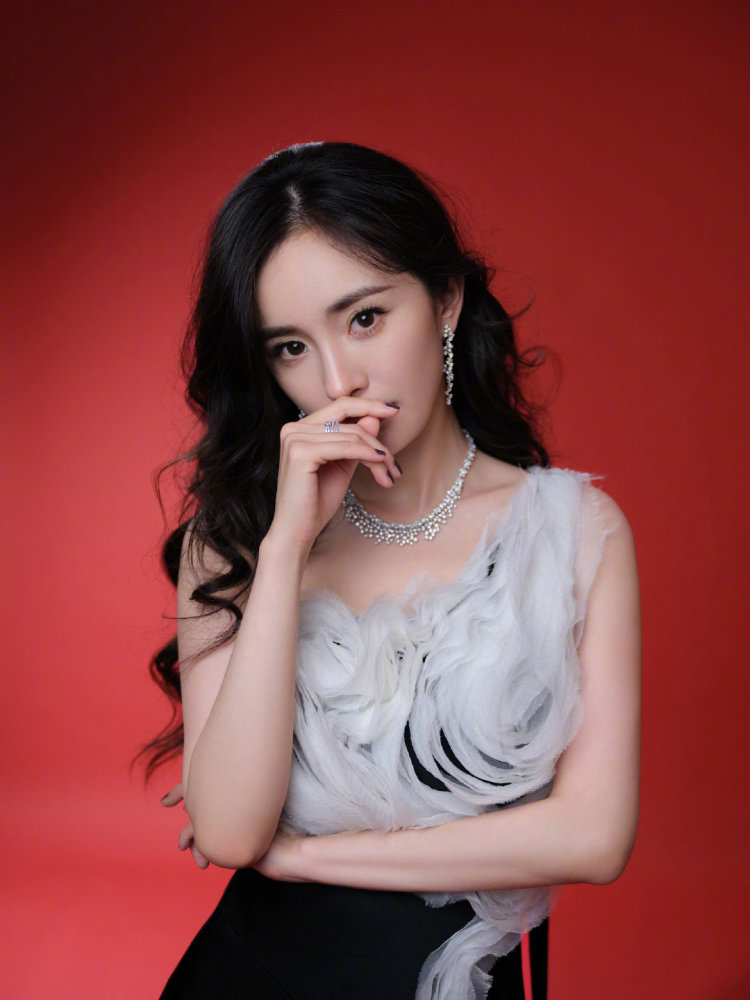 杨幂|杨幂直播生图简直太绝！无美颜效果的身材状态，可以让修图师直接下岗了