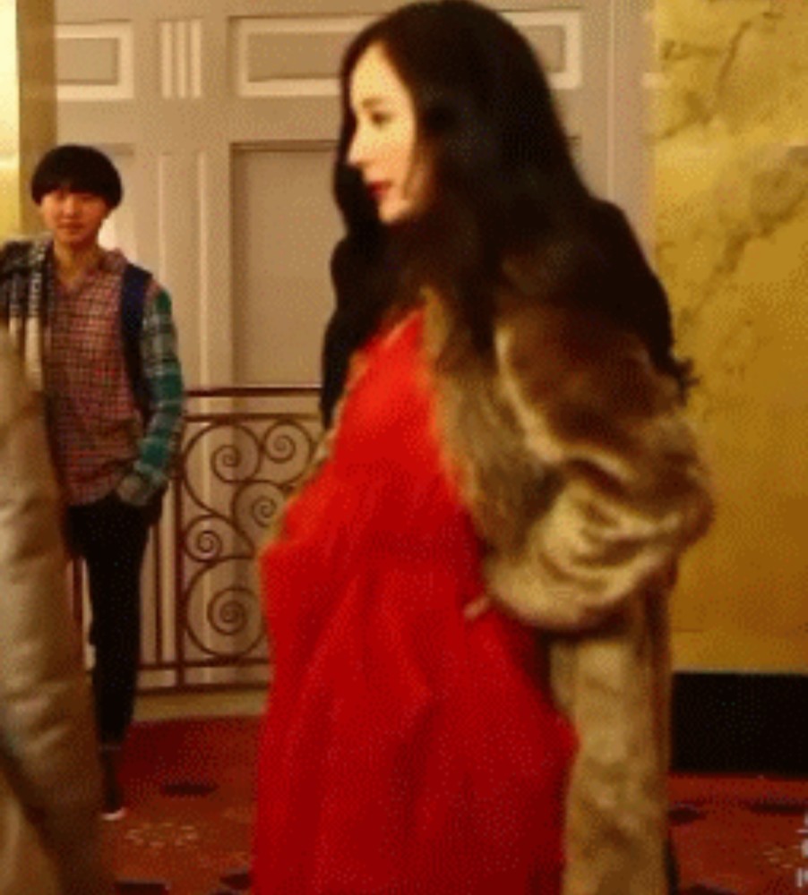 杨幂|杨幂直播生图简直太绝！无美颜效果的身材状态，可以让修图师直接下岗了