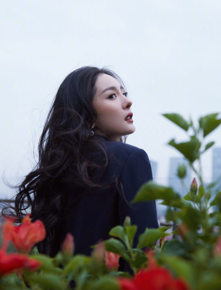 杨幂|杨幂直播生图简直太绝！无美颜效果的身材状态，可以让修图师直接下岗了