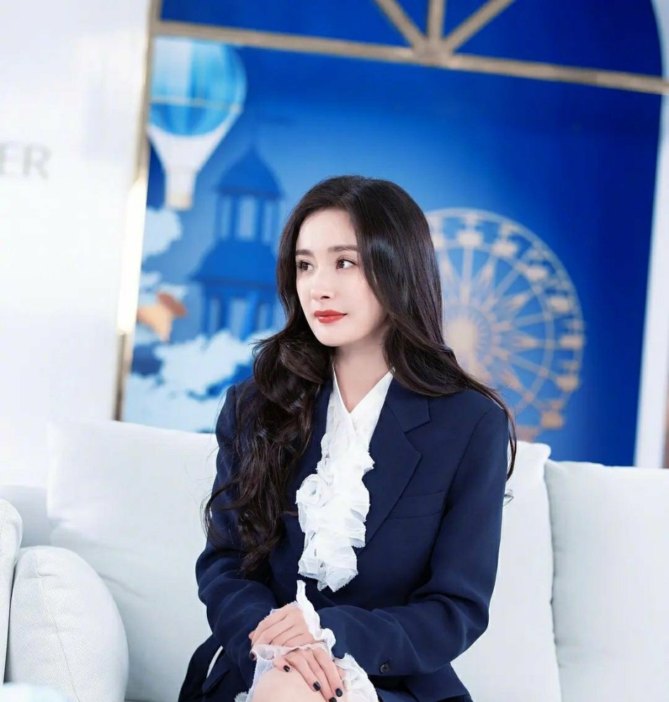 杨幂|杨幂直播生图简直太绝！无美颜效果的身材状态，可以让修图师直接下岗了