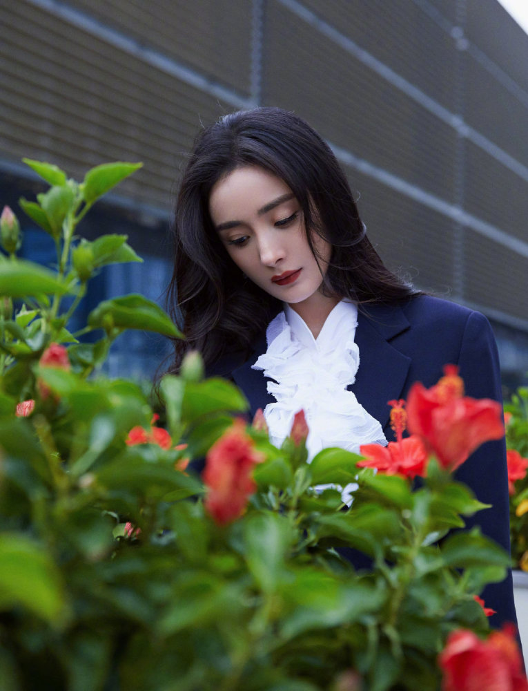 杨幂|杨幂直播生图简直太绝！无美颜效果的身材状态，可以让修图师直接下岗了