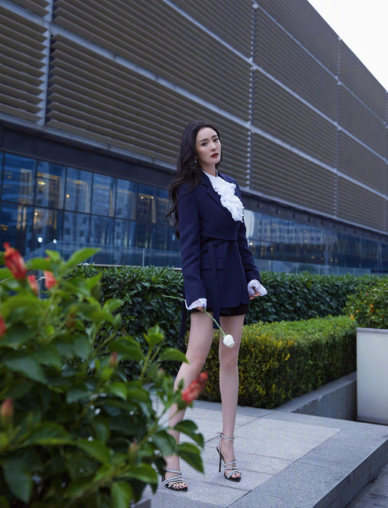 杨幂|杨幂直播生图简直太绝！无美颜效果的身材状态，可以让修图师直接下岗了