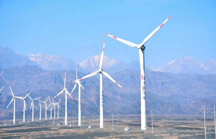 亚洲陆上单机容量最大风电机组在乌鲁木齐市达坂城区成功吊装