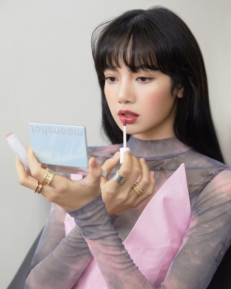 人间芭比!lisa长发绝美组图,既能性感也能可爱_腾讯新闻