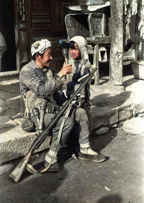 图3为抗战时期延安的一位民兵,头上扎着白头巾这也是敌后武工队的标志