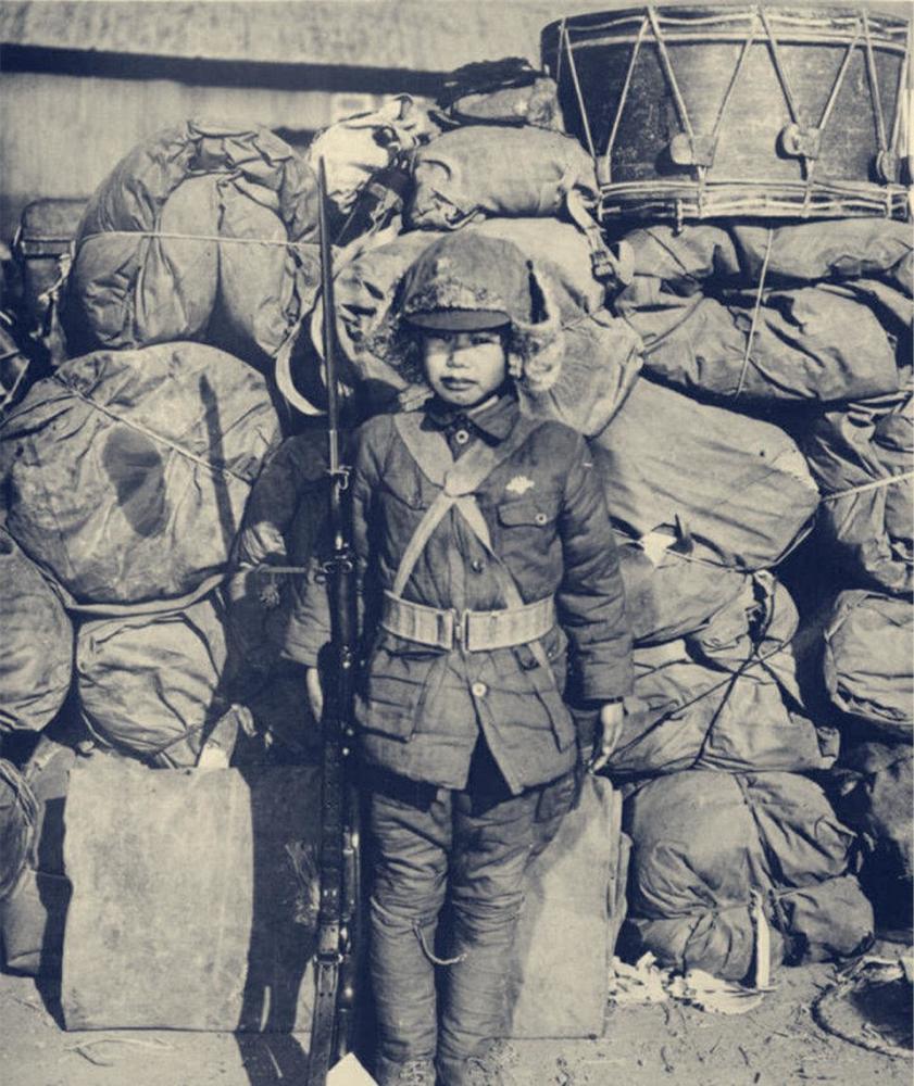 抗战时期触动心弦的老照片:图2她的背影让人心如刀绞,比电视剧真实多