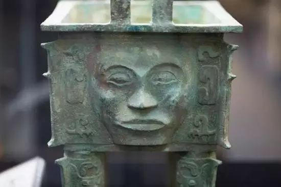 张芳硕|皇家珍宝馆藏品比故宫好：隔十米可鉴宝，价值40亿雌雄宝剑