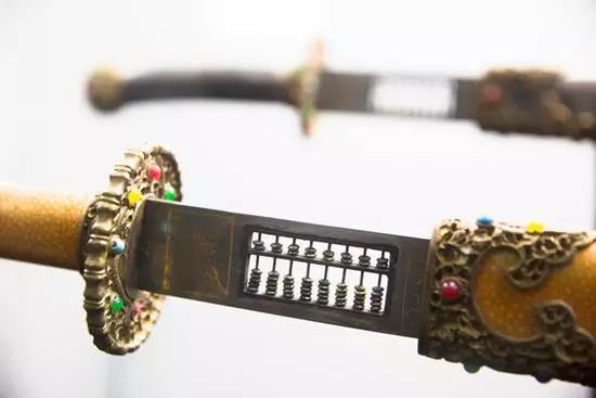 张芳硕|皇家珍宝馆藏品比故宫好：隔十米可鉴宝，价值40亿雌雄宝剑