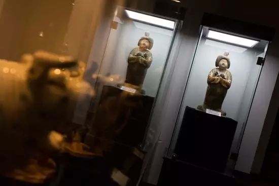 张芳硕|皇家珍宝馆藏品比故宫好：隔十米可鉴宝，价值40亿雌雄宝剑