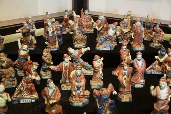 张芳硕|皇家珍宝馆藏品比故宫好：隔十米可鉴宝，价值40亿雌雄宝剑