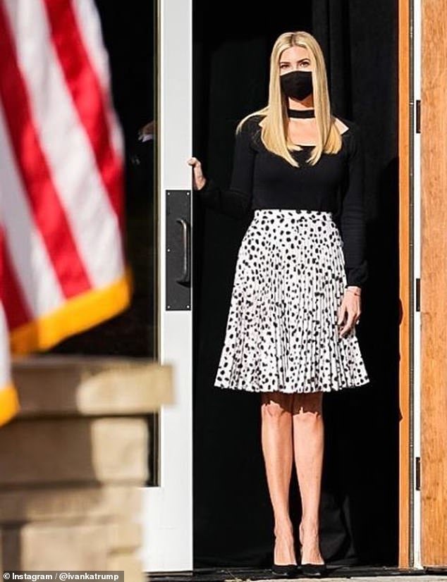 38岁伊万卡穿奶牛裙胯太宽好在小腿够修长养娃重任交给丈夫