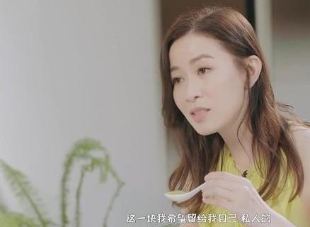 佘诗曼|佘诗曼罕见谈感情观，自曝参选港姐后拒嫁豪门至今仍不后悔