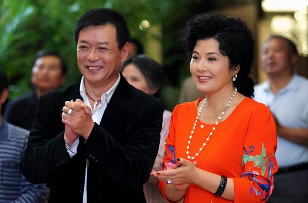 1988年,迟志强和池代英正式登记结婚,走入神圣的婚姻殿堂.