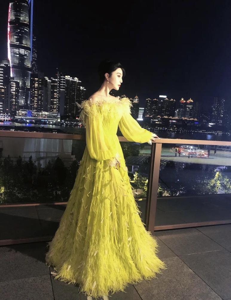 范冰冰|范冰冰将高调进行到底，艳黄羽毛长裙色彩浓烈，是要复出的节奏？