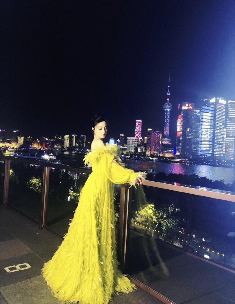 范冰冰|范冰冰将高调进行到底，艳黄羽毛长裙色彩浓烈，是要复出的节奏？
