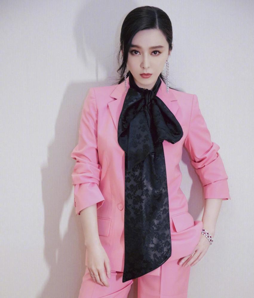 范冰冰|范冰冰将高调进行到底，艳黄羽毛长裙色彩浓烈，是要复出的节奏？