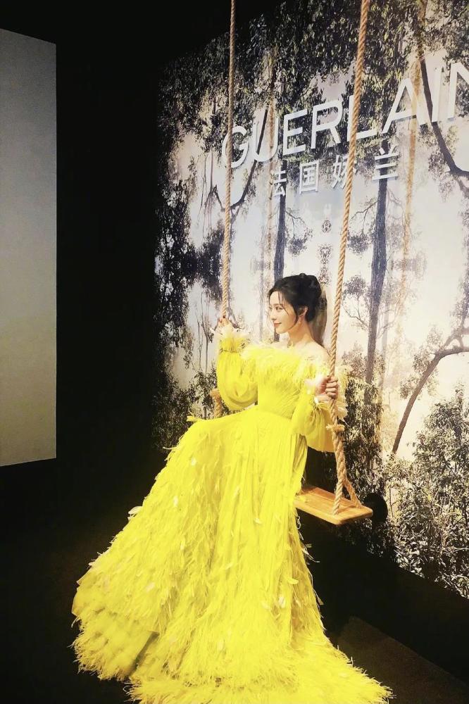 范冰冰|范冰冰将高调进行到底，艳黄羽毛长裙色彩浓烈，是要复出的节奏？