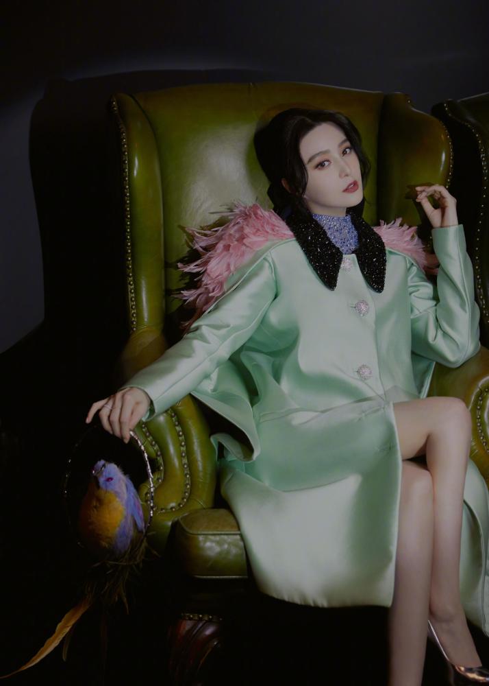 范冰冰|范冰冰将高调进行到底，艳黄羽毛长裙色彩浓烈，是要复出的节奏？