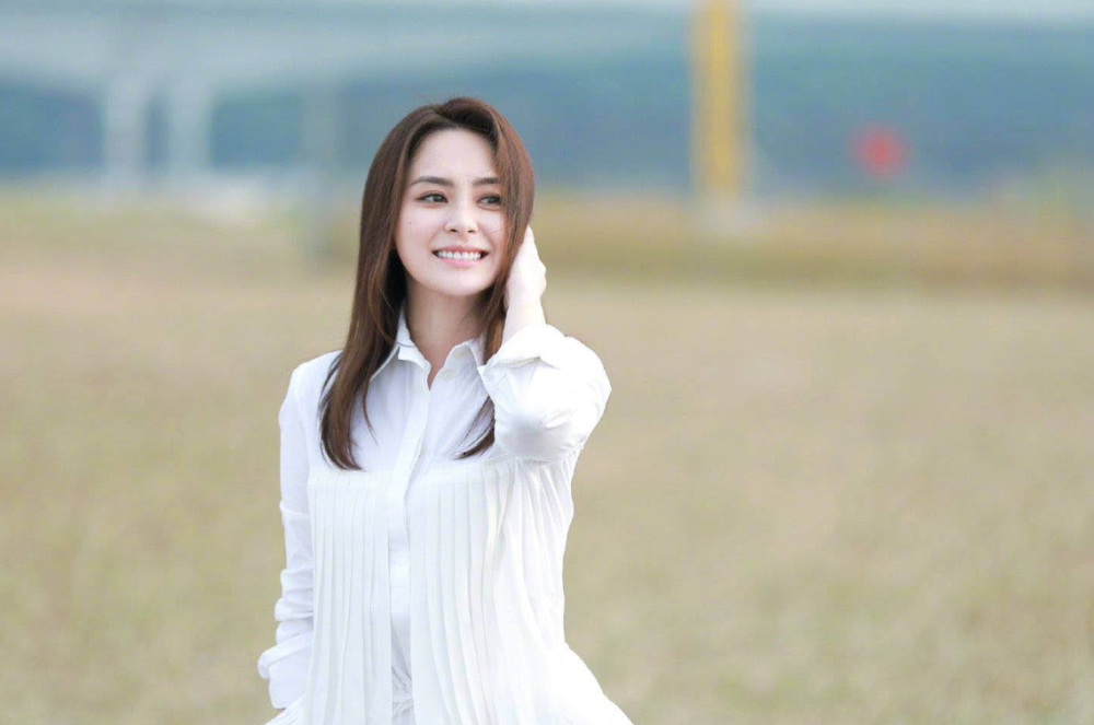 钟欣潼|“阿娇好美”登热搜榜首，伤口消失不见，气质却被女主播吊打