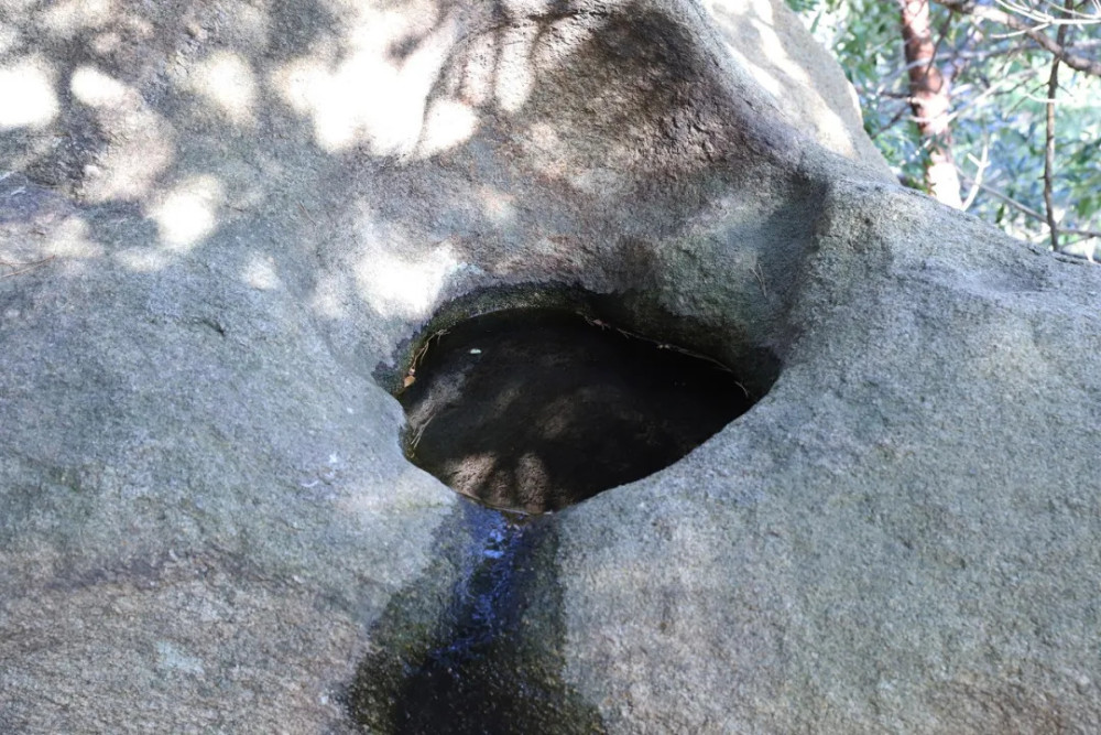 神奇昆嵛山里一巨石上出泉水