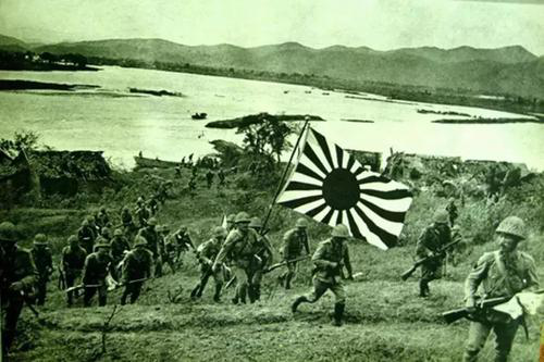 1938年,日军进攻武汉的第一仗,冲进了我军阵地,双方展开白刃战