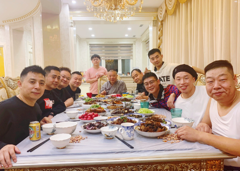 郭德纲|黄花梨的木门、明黄盘龙地毯，郭德纲的这顿家宴既豪华又规矩