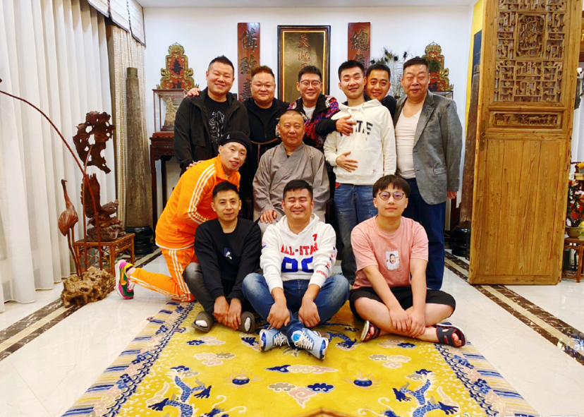 郭德纲|黄花梨的木门、明黄盘龙地毯，郭德纲的这顿家宴既豪华又规矩