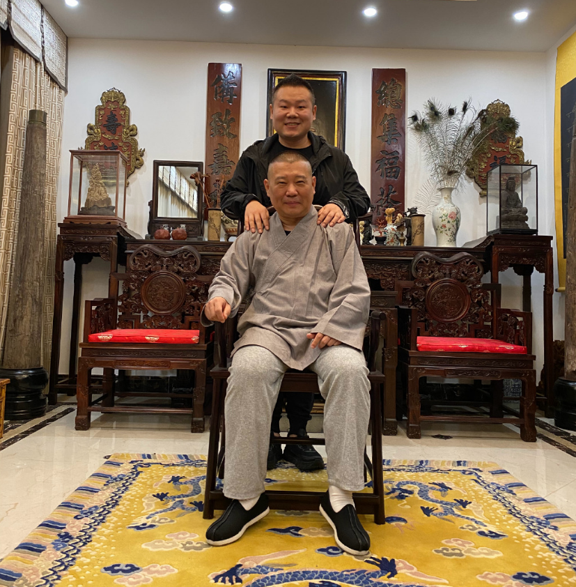 郭德纲|黄花梨的木门、明黄盘龙地毯，郭德纲的这顿家宴既豪华又规矩