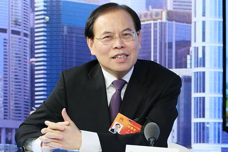 香港地区全国人民代表大会代表蔡毅认为"揽炒派"说大话,混淆黑白,把