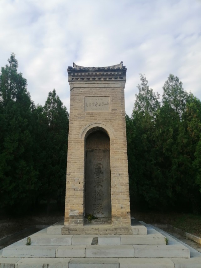 陕西与秦岭相对的一座山草甸枯黄秋景迷人还有好吃的农家饭