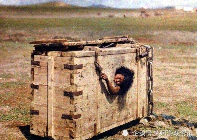 清末刑罚老照片:半空蹲马步,图4被强迫跪在铁链上,图5女犯人痛苦万分!