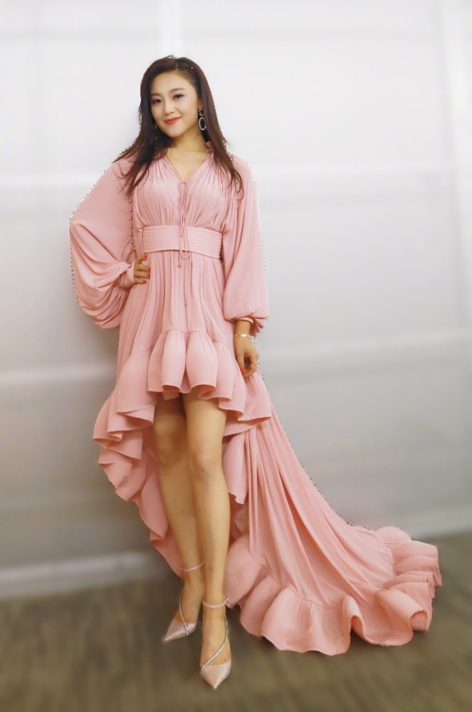 凤凰传奇的死对头玖月奇迹成员王小玮出席活动比玲花时髦