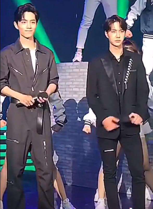 王一博|王一博为制造完美身高有多努力？被扒在袜子里藏了增高鞋垫，上节目无惧脱鞋