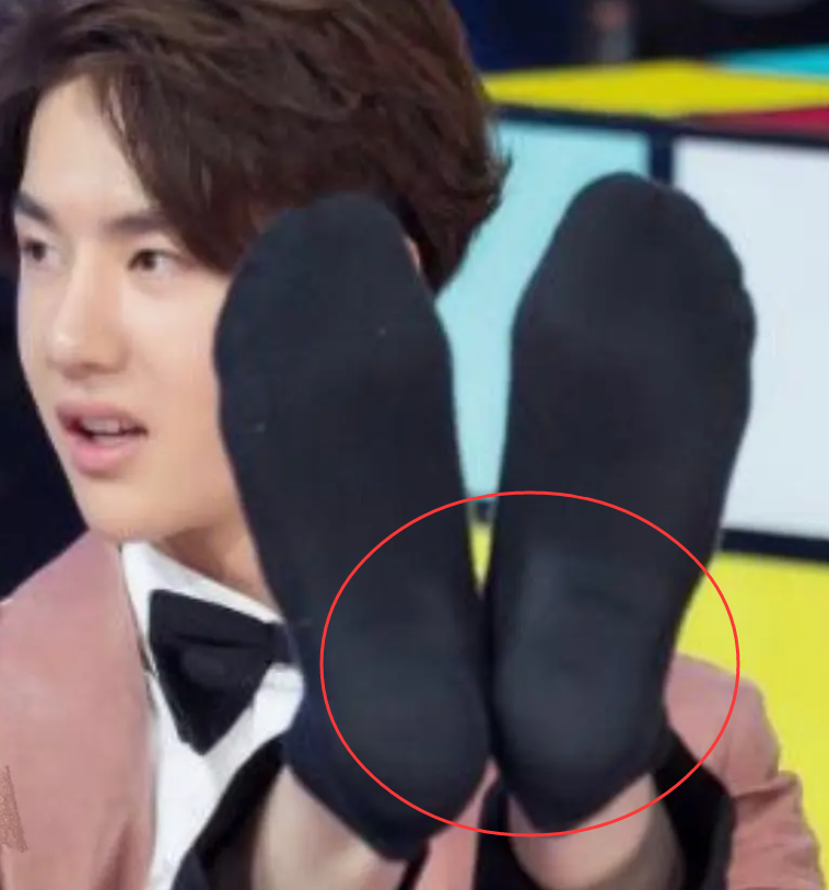 王一博|王一博为制造完美身高有多努力？被扒在袜子里藏了增高鞋垫，上节目无惧脱鞋