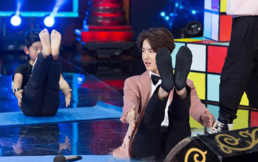 王一博|王一博为制造完美身高有多努力？被扒在袜子里藏了增高鞋垫，上节目无惧脱鞋