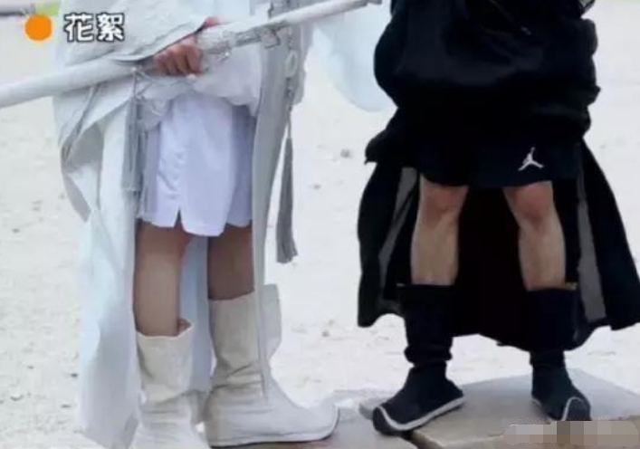 王一博|王一博为制造完美身高有多努力？被扒在袜子里藏了增高鞋垫，上节目无惧脱鞋