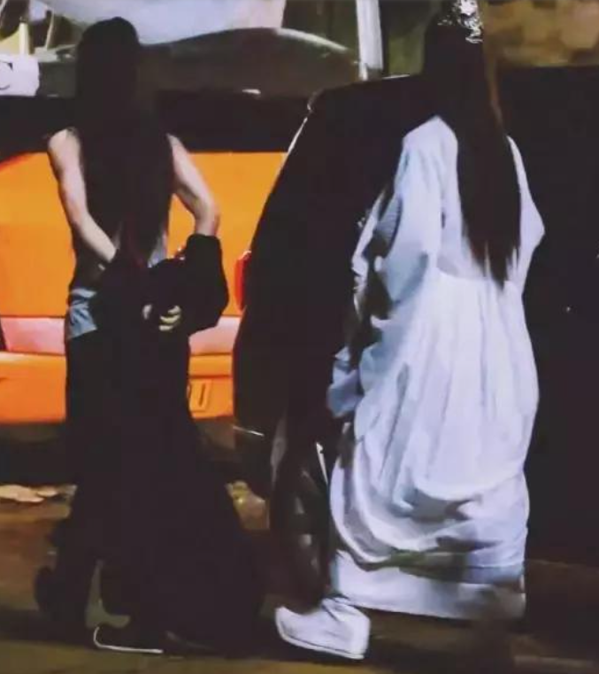 王一博|王一博为制造完美身高有多努力？被扒在袜子里藏了增高鞋垫，上节目无惧脱鞋