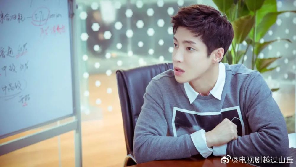 《越过山丘》机车女孩张俪与傲娇总裁张瀚宇霸气飙车!