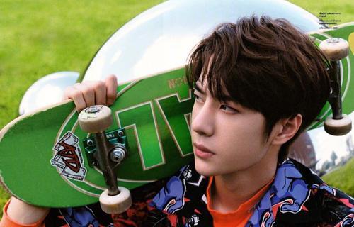 王一博|王一博为制造完美身高有多努力？被扒在袜子里藏了增高鞋垫，上节目无惧脱鞋