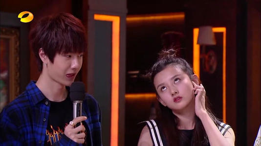 王一博|王一博为制造完美身高有多努力？被扒在袜子里藏了增高鞋垫，上节目无惧脱鞋