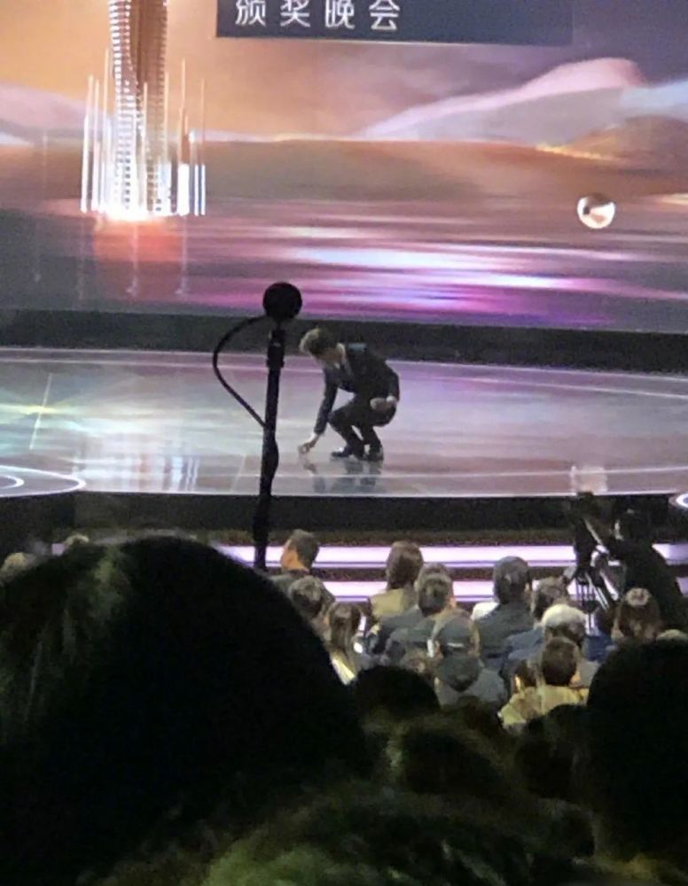 何炅|何炅金鹰节临场反应上热搜：比起他的救场能力，这个细节更圈粉