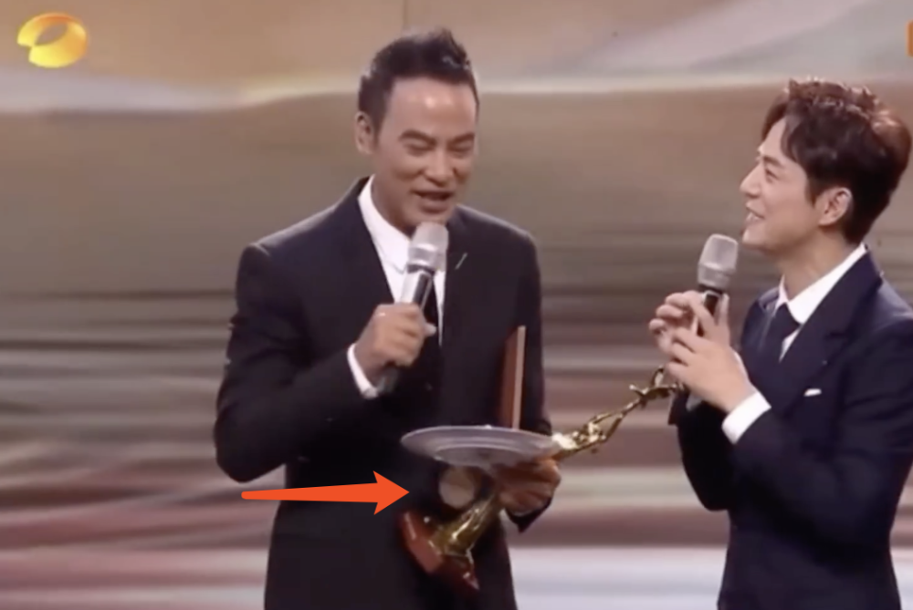 何炅|何炅金鹰节临场反应上热搜：比起他的救场能力，这个细节更圈粉