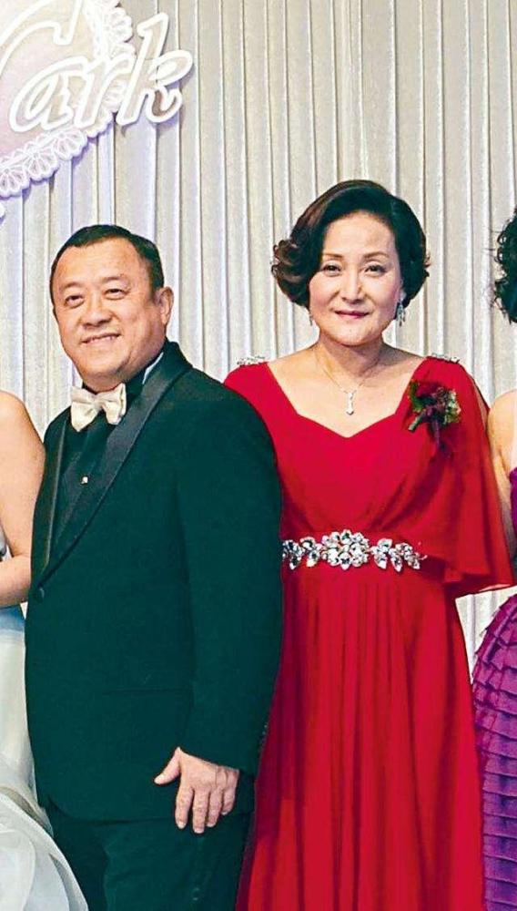 老婆去世后曾志伟重掌财政大权,被曝卖婚房狂赚近1亿