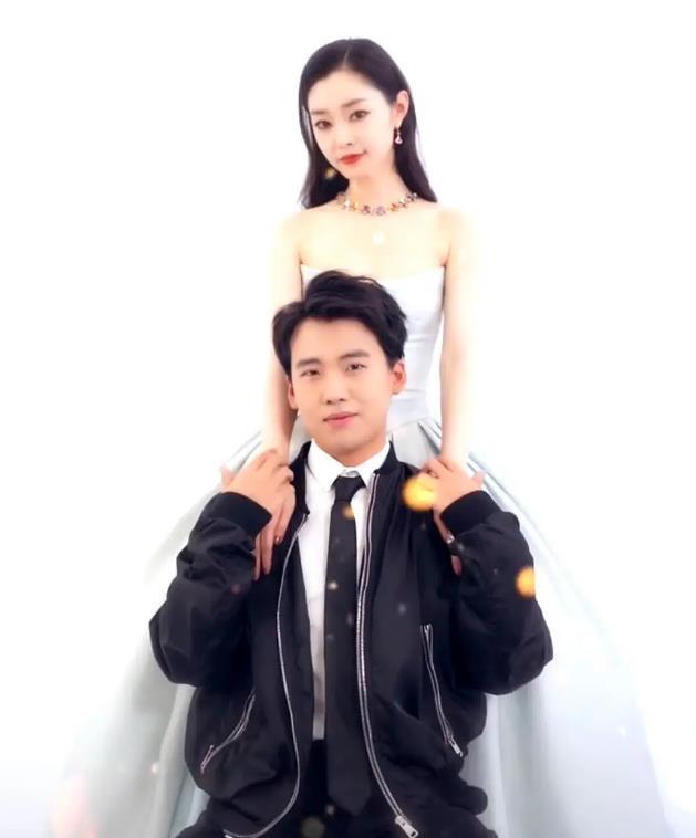 郭麒麟宋轶婚纱海报曝光cp感十足看起来很像是一对